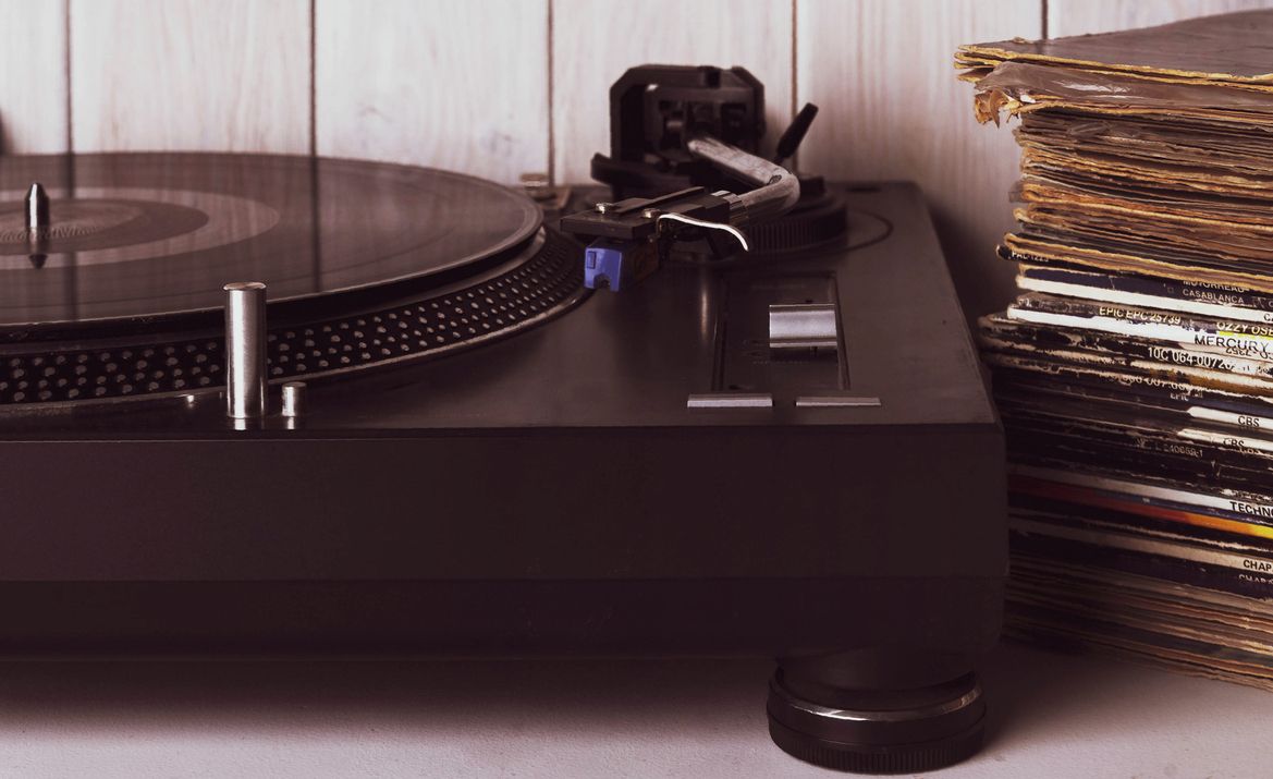 20180210-record-player-discs-near-white-wall-60