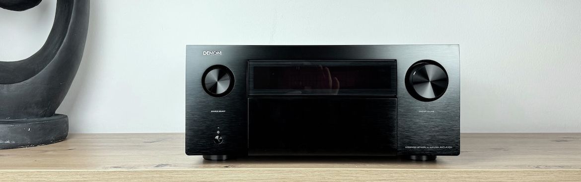 Abbildung des Denon AVC-A10H auf einem Sideboard