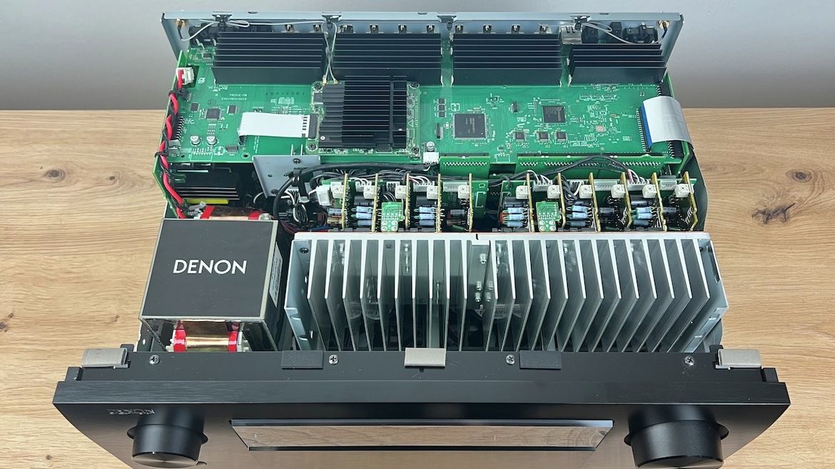 Sauberer Innenaufbau des Denon AVC-X6800H  mit hochwertigen Bauteilen