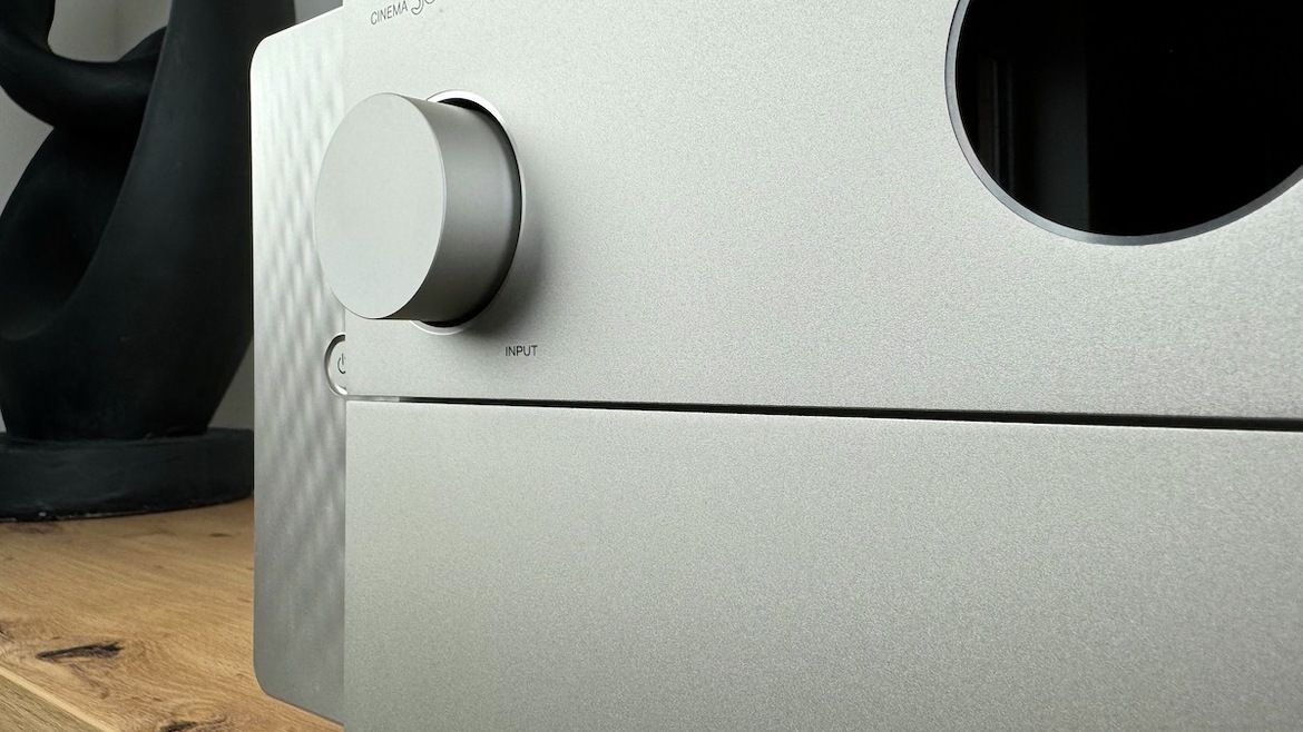 Exzellente Verarbeitungsqualität des Marantz Cinema 30 auch im Detail