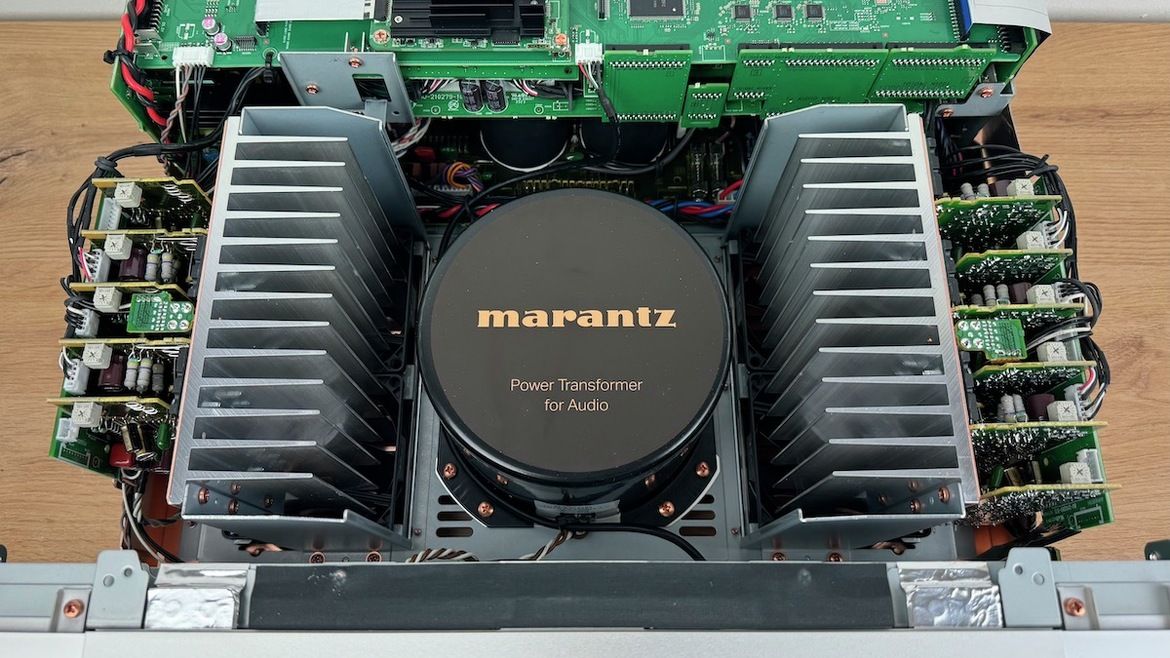 Massiver Ringkerntransformator und symmetrischer Aufbau im Marantz Cinema 30