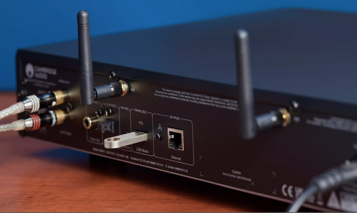 Rückansicht mit BT-Antenne und USB Anschluß