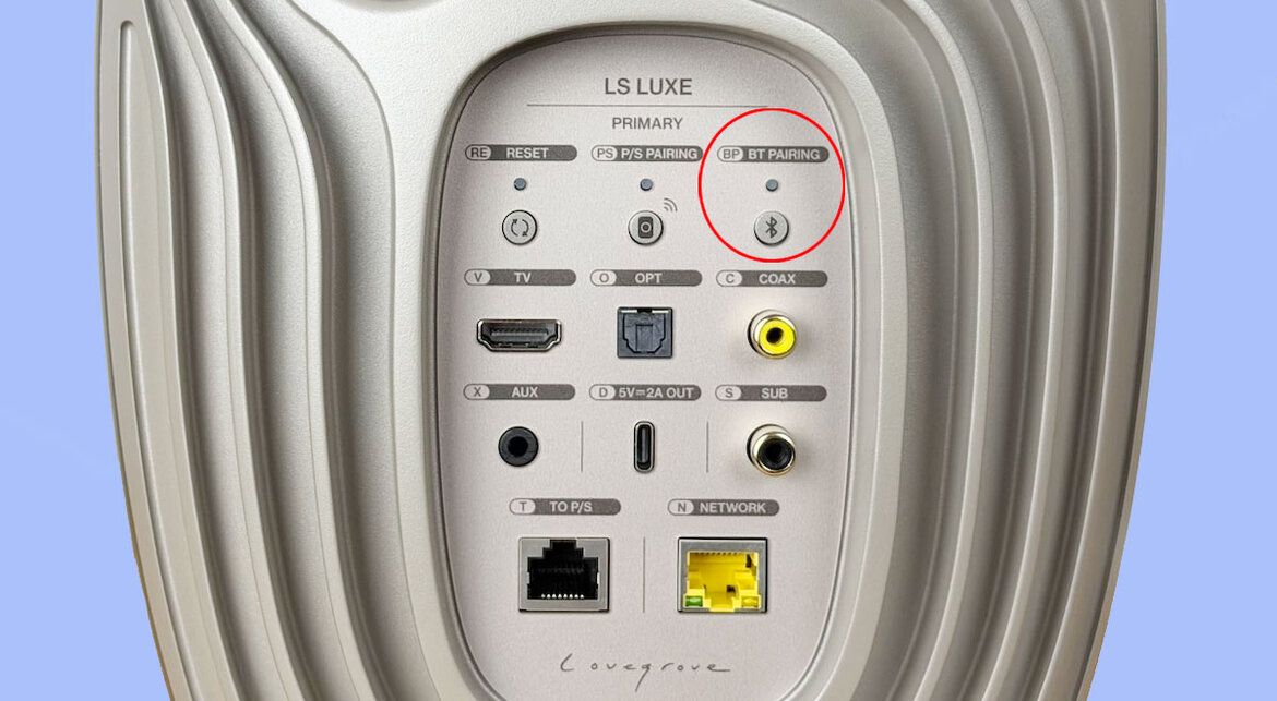 BT Pairing Taste an der Rückseite des KEF LS Luxe Hauptlautsprechers