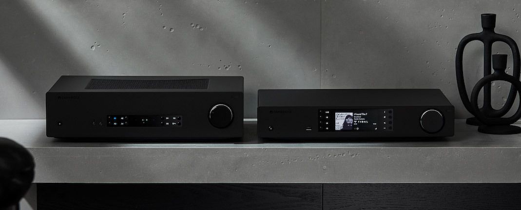 Cambridge Audio CX Black Serie. Im Bild der Vollverstärker CX81 und der Netzwerkplayer CXN V2.