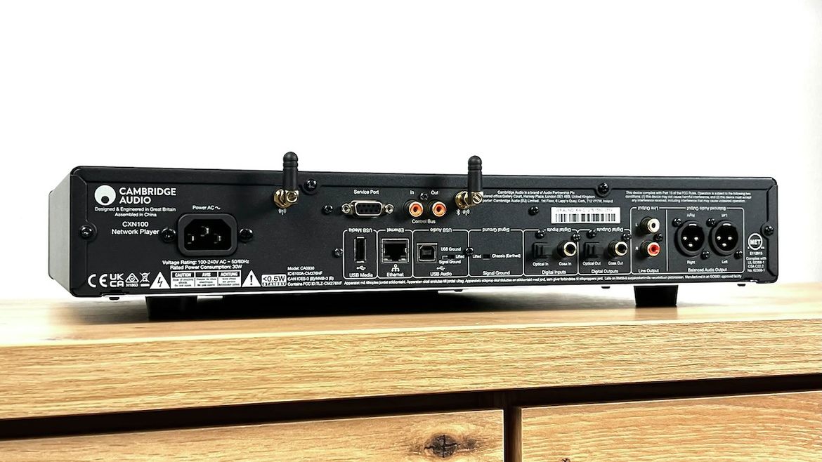 Rückseite des Cambridge Audio CXN100  mit Anschlüssen