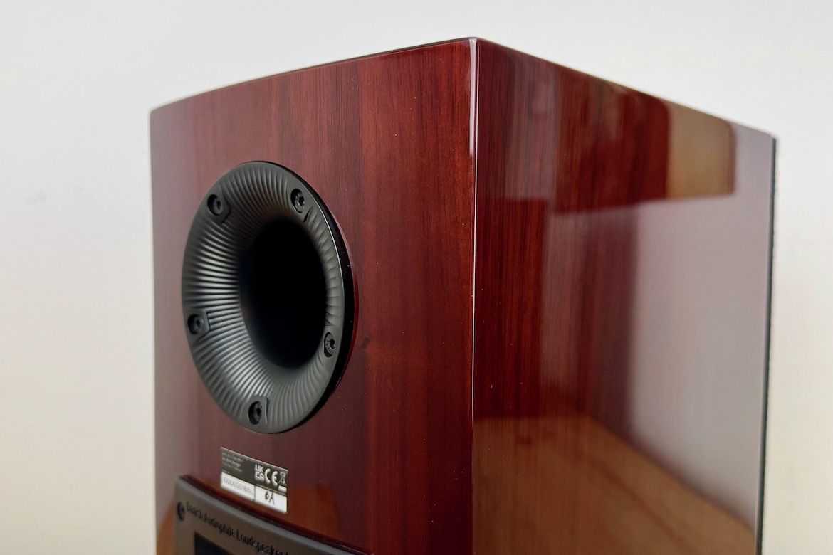 Oberer Bereich der Rückseite des DALI RUBIKORE 2 im Detail