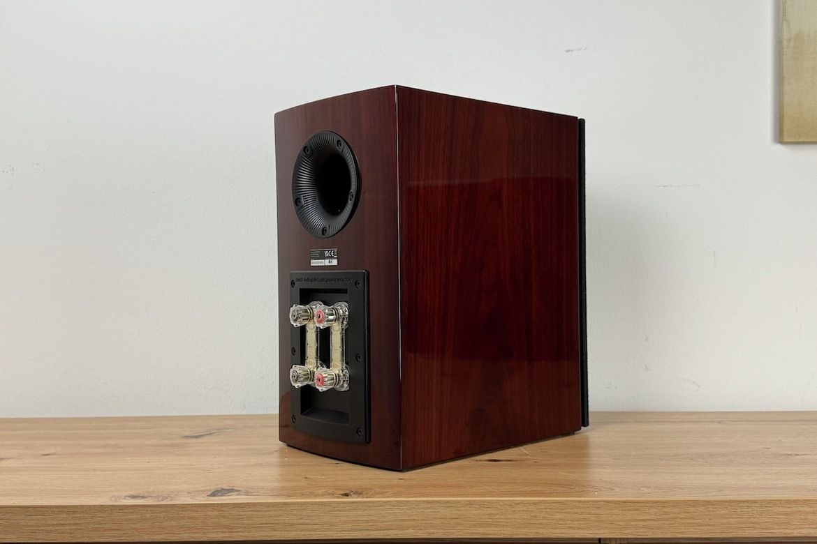 Ansicht des DALI RUBIKORE 2 von schräg hinten