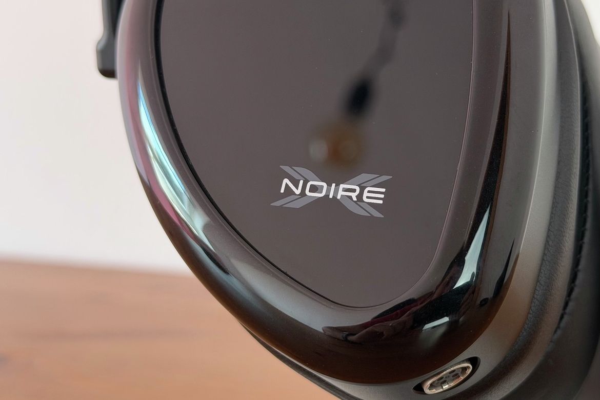 Noire X Logo seitlich