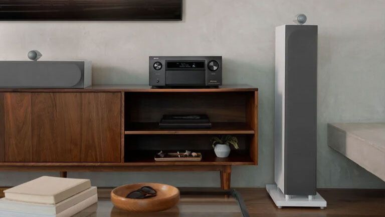 AV-Receiver Denon AVC-X4800 im Wohnraum