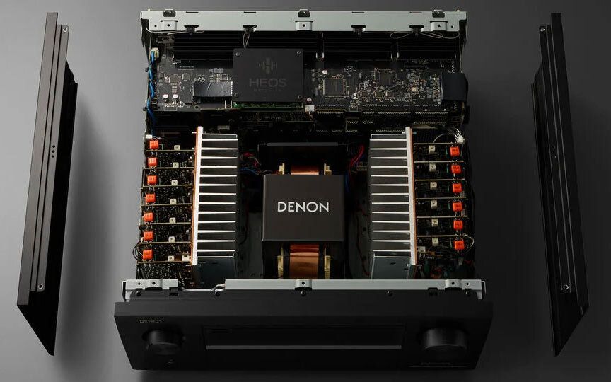 Blick ins Innere des Denon AVC-A10H