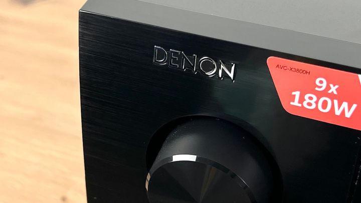 Denon AVC-X3800H - Detail links vorne