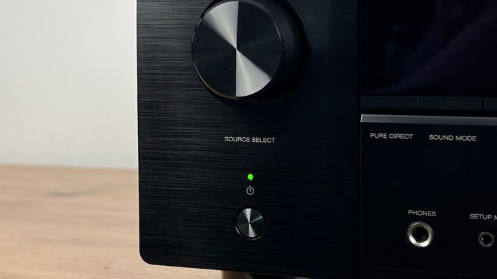 Denon AVC-X3800H - Quellenwahl und Power-Button