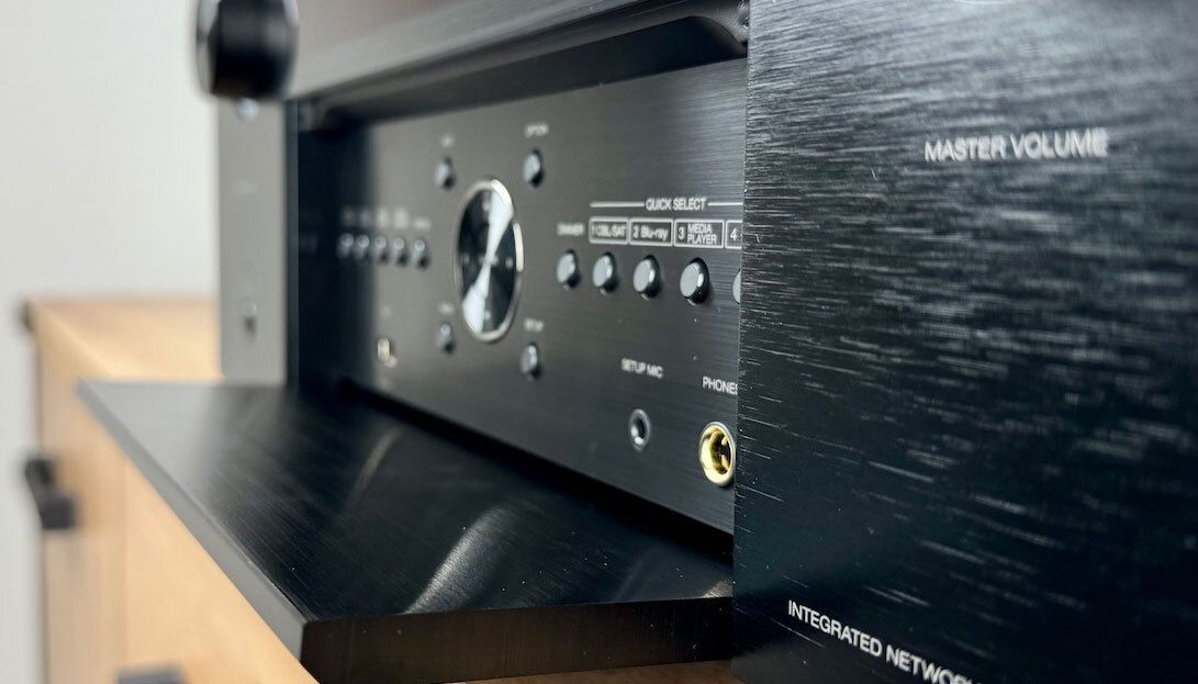 Massive Frontblende am Denon AV-Verstärker