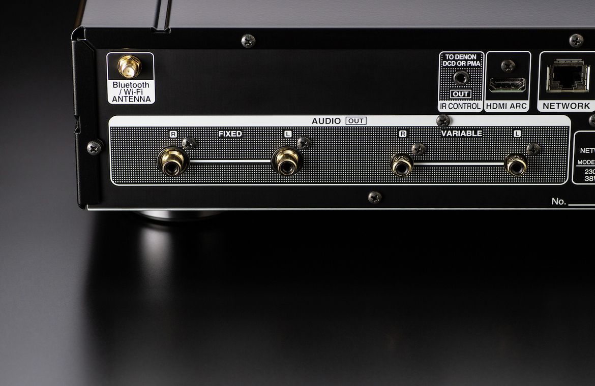 Audio-Ausgänge des Denon DNP-2000NE