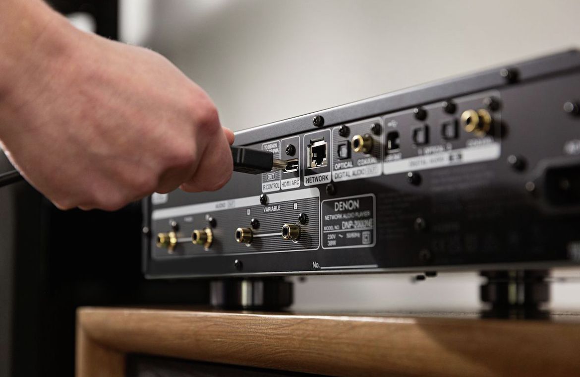 HDMI-Verbindung herstellen beim Denon DNP-2000NE