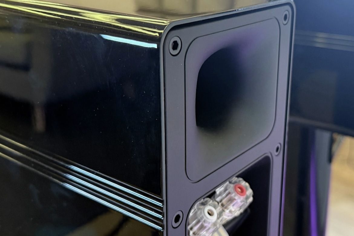 Die Bassreflexöffnung des Elegant BS312.2