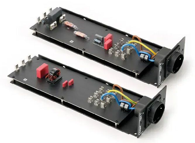 Unterschiedlich konstruierte Netzfilter jeweils für den Anscvhluss analoger und digitaler Komponenten.