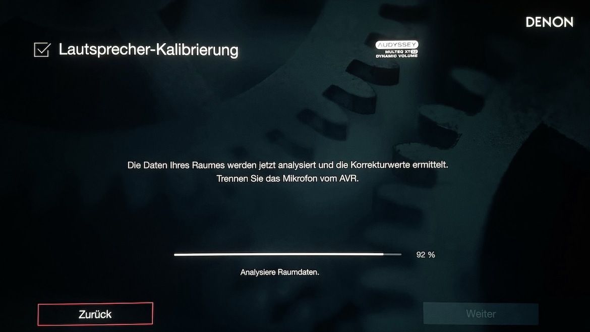 Hier sehen Sie die Raumeinmessung und EQ-Anpassung mittels Audyssey MultEQ XT mit einem Denon AVC-A10H AV-Verstärker