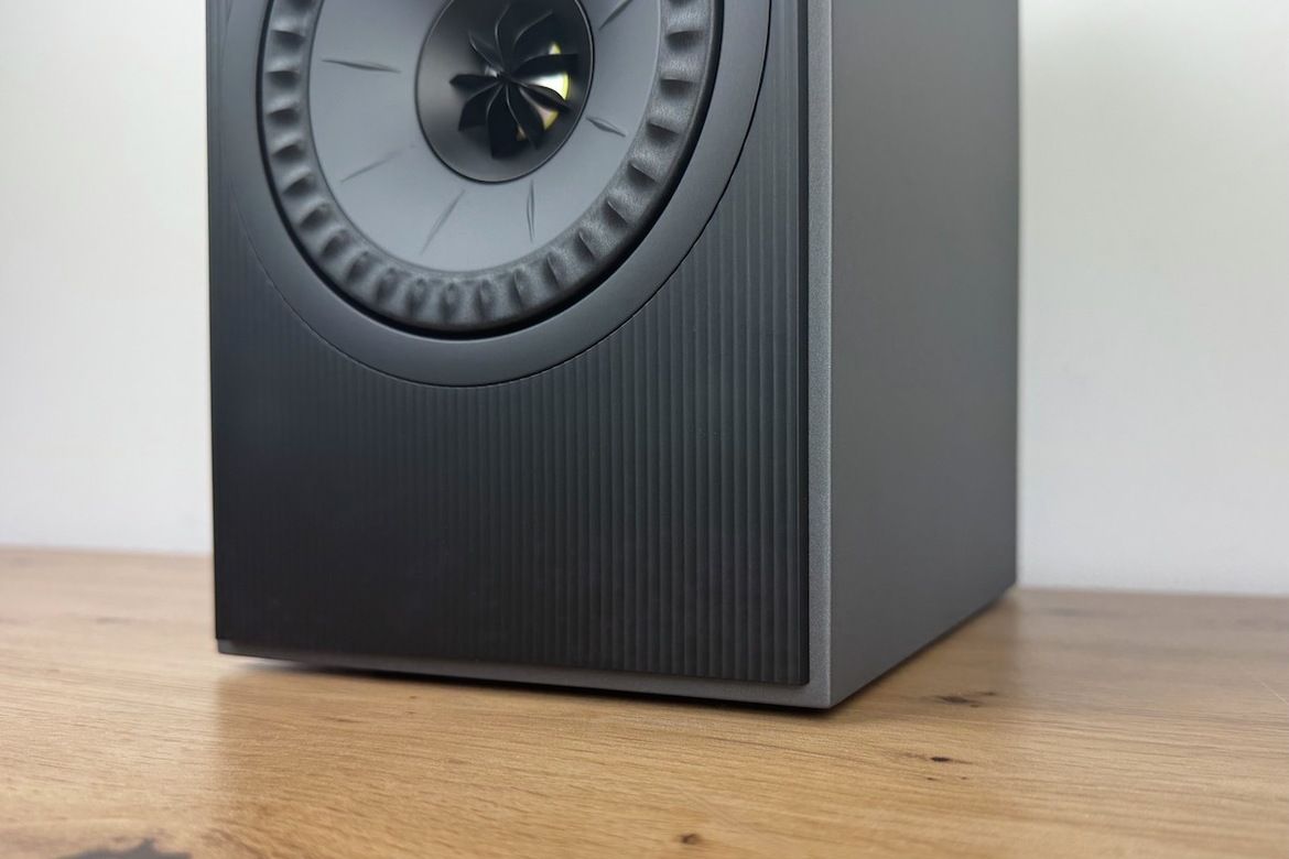 Ansicht von rechts der KEF Coda W