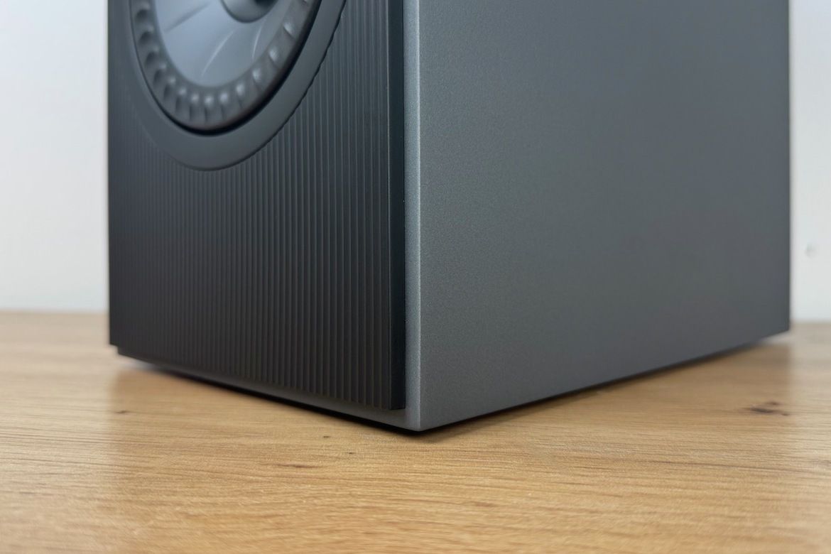 Sehr solide Kantenverarbeitung der KEF Coda W