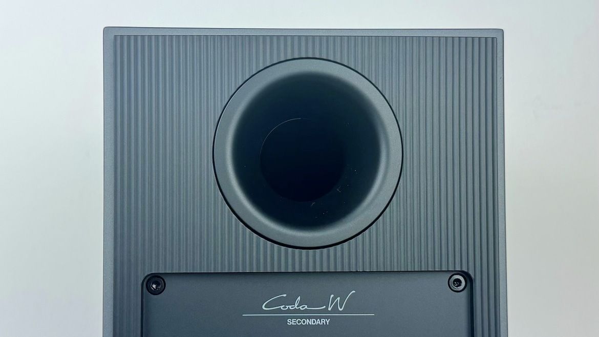 Bassreflexöffnung des KEF Coda W auf der Rückseite