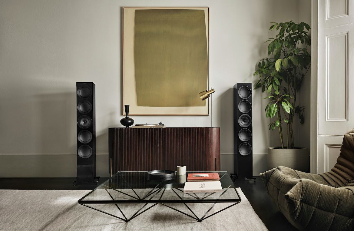 Der Standlautsprecher der neuen KEF R-serie