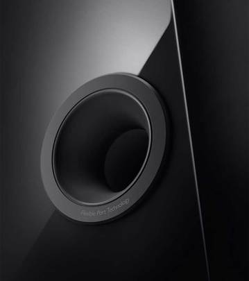 Bassreflexöffnung auf der Rückseite der KEF R11