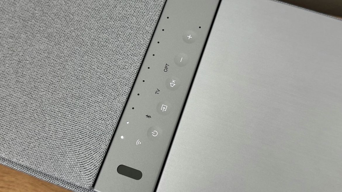 Bedienelemente am Gerät des KEF XIO