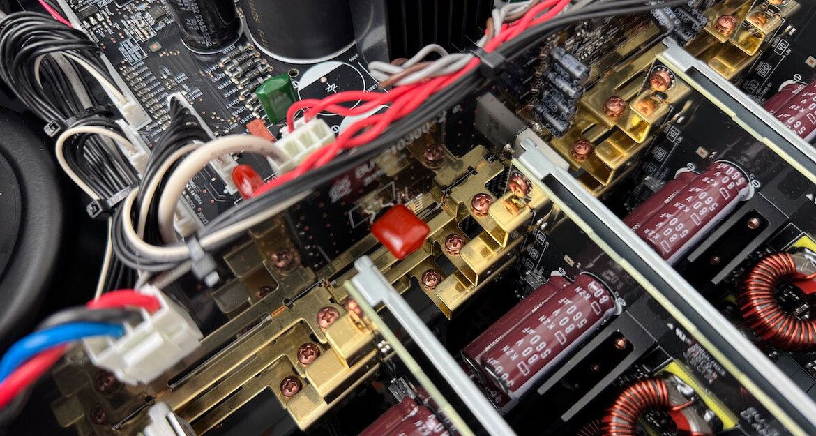 Massive Verbindungen im Inneren des Marantz AMP20