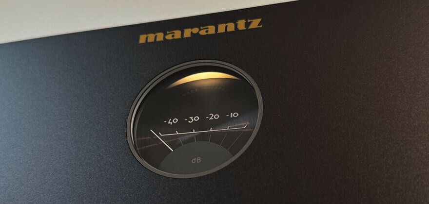 Das Bullauge: Die beleuchtete dB-Anzeige in der Front