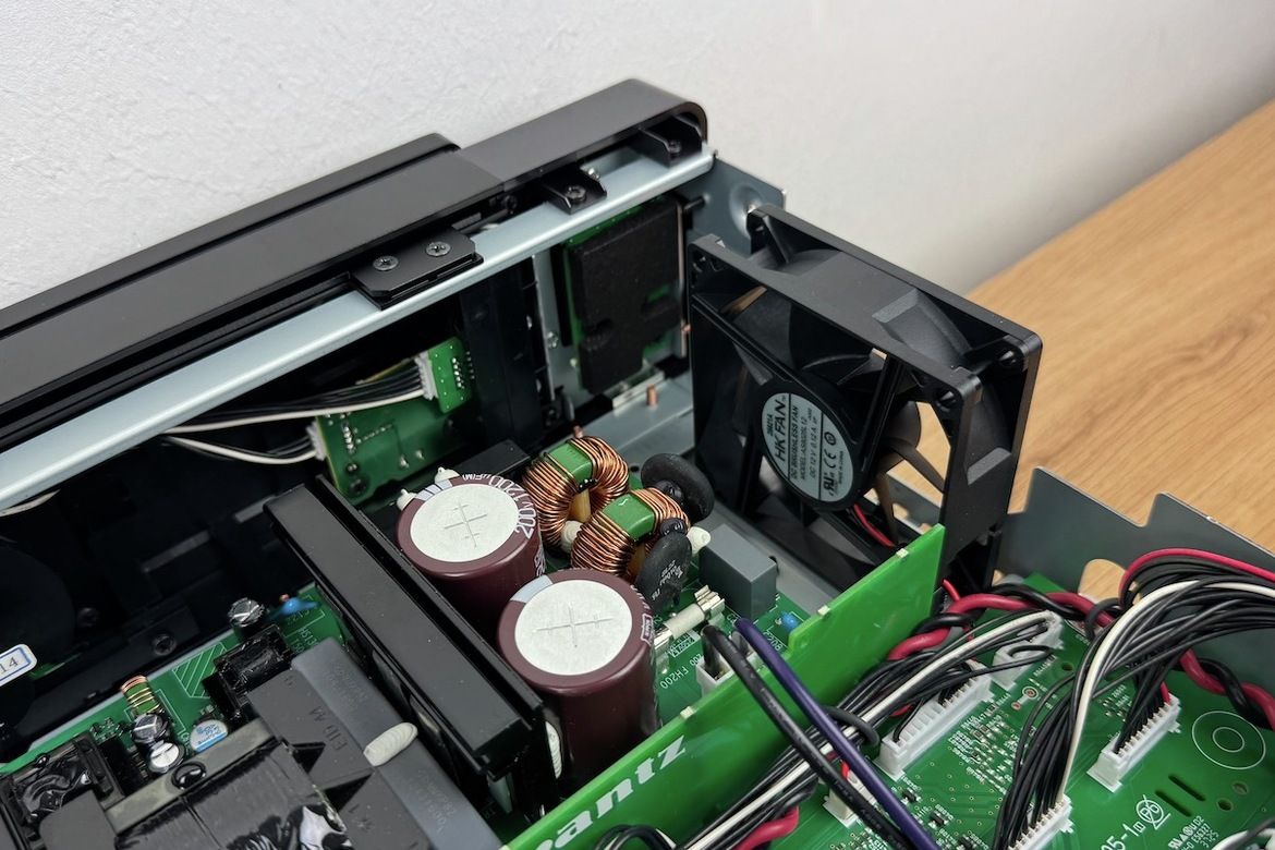 Aktive Lüfter des Marantz AMP30 im Innenraum