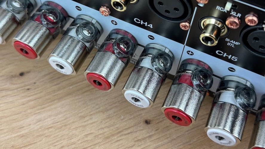 Hochwertige Lautsprecheranschlüsse am Marantz AMP30