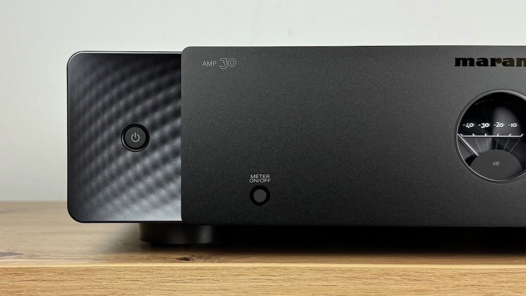 Bereich des Marantz AMP30 links vorne der Slimline-Endstufe