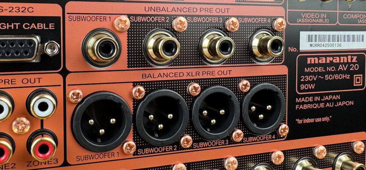 Subwoofer-Ausgänge in Cinch und XLR