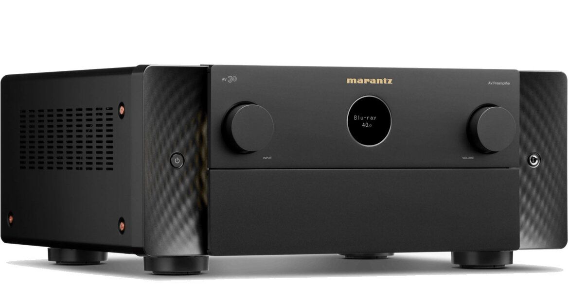 Die 11.4-Kanal AV-Vorstufe Marantz AV30 mit geschlossener Frontblendenklappe
