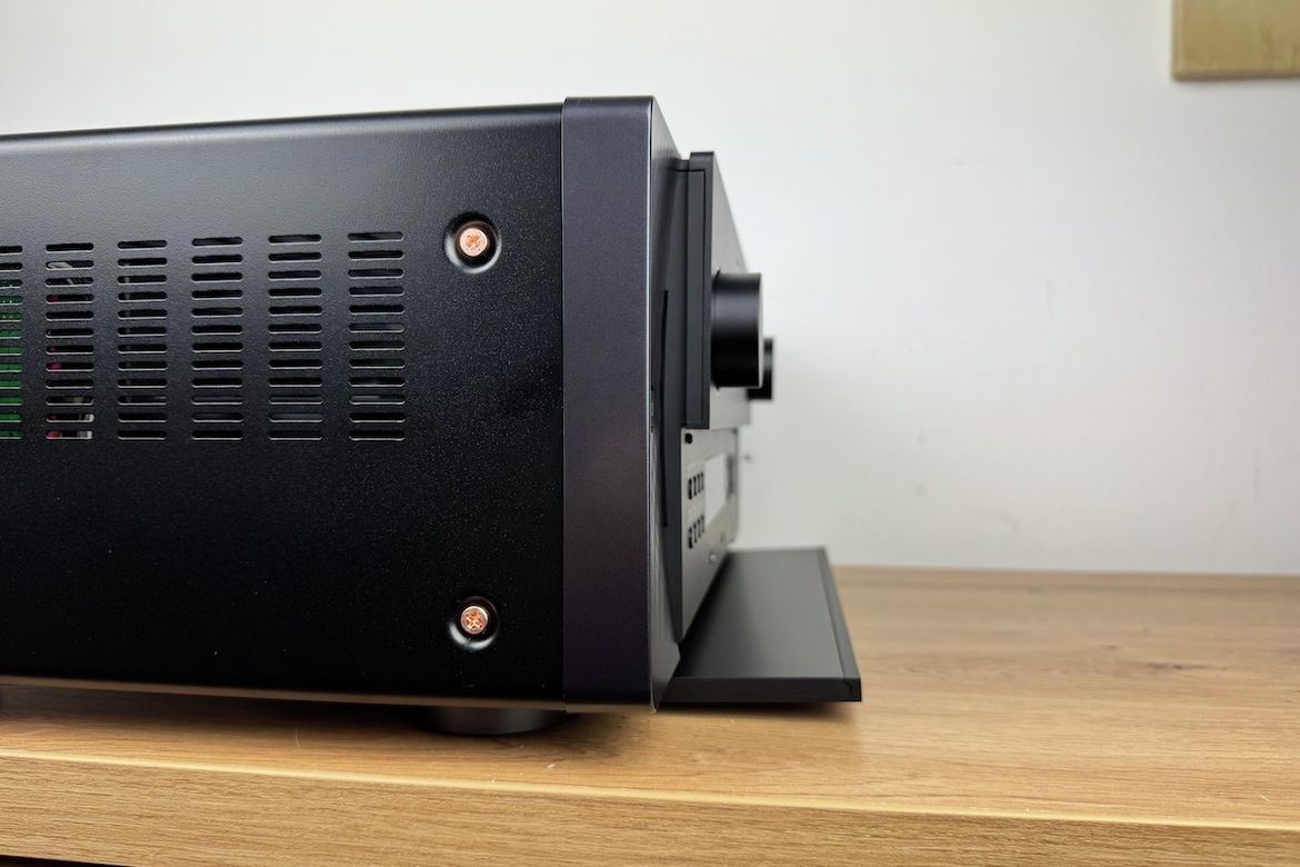 geöffnete Klappe des Marantz AV 30 aus seitlicher Perspektive