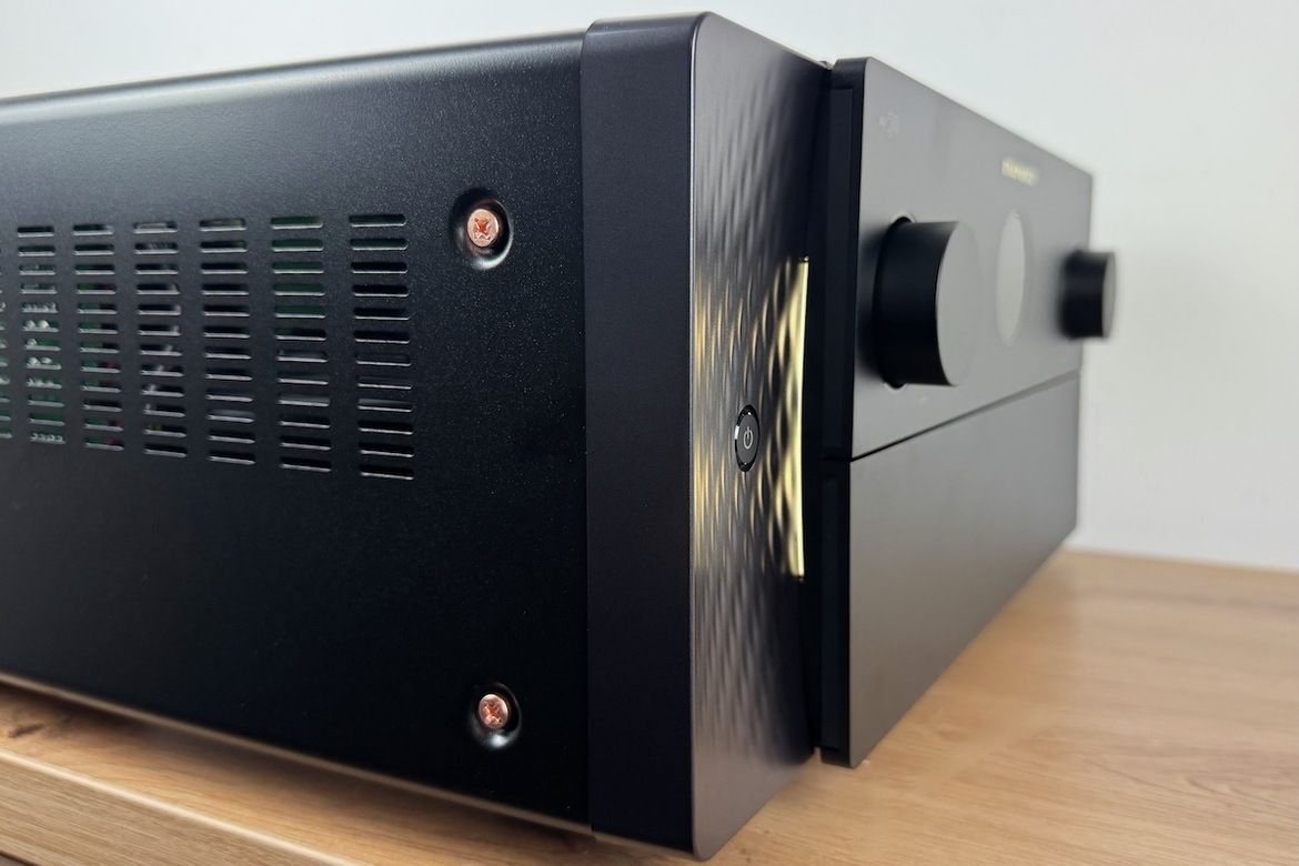 Ambiente-Beleuchtung des Marantz AV 30 (dimm- und deaktivierbar)