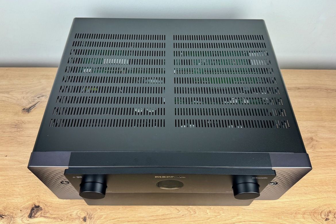 Ansicht des Marantz AV 30 von schräg oben vorne