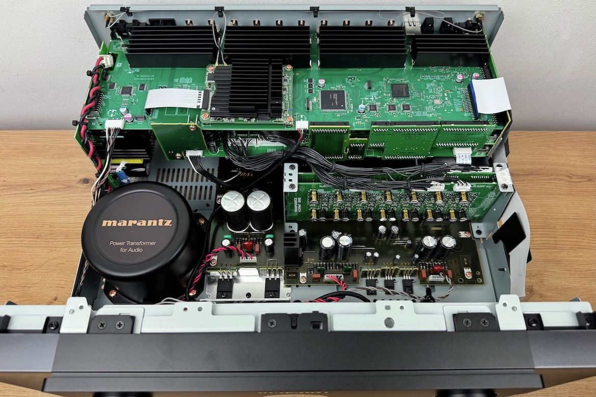 Das Innenleben des Vorverstärkers Marantz AV 30
