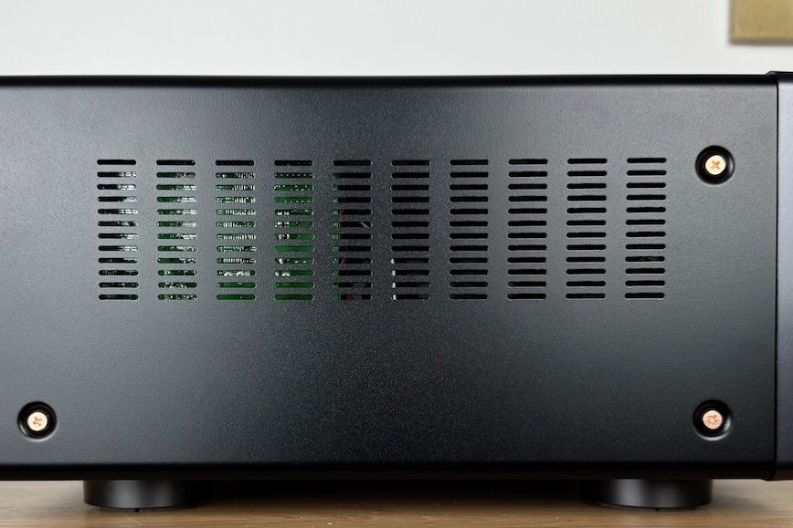 Seitliche Ansicht des Marantz AV 30