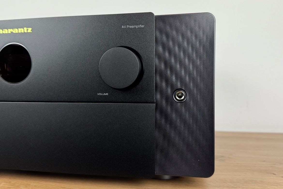 Bereich des Marantz AV 30 vorne rechts