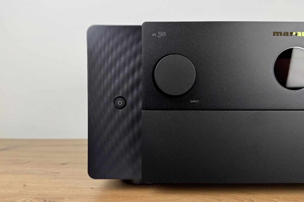 Bereich des Marantz AV 30 vorne links