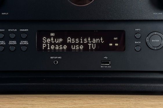 Punktmatrix-Display des Marantz AV 30 unten mittig