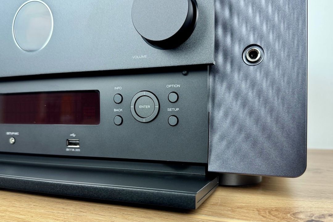 Navigationskreuz des Marantz AV 30 unter der massiven Frontklappe