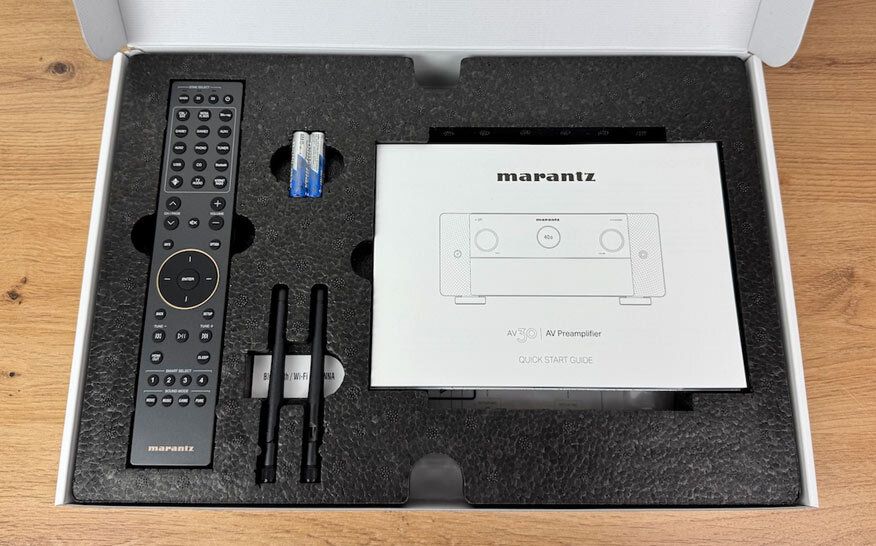 Das Originalzubehör des AV30 kommt in einer edlen Umverpackung.