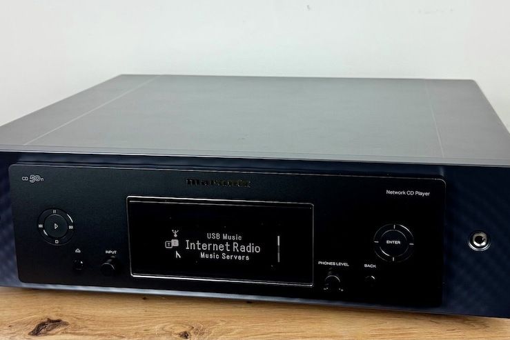 Ansicht des Marantz CD50n von vorne schräg