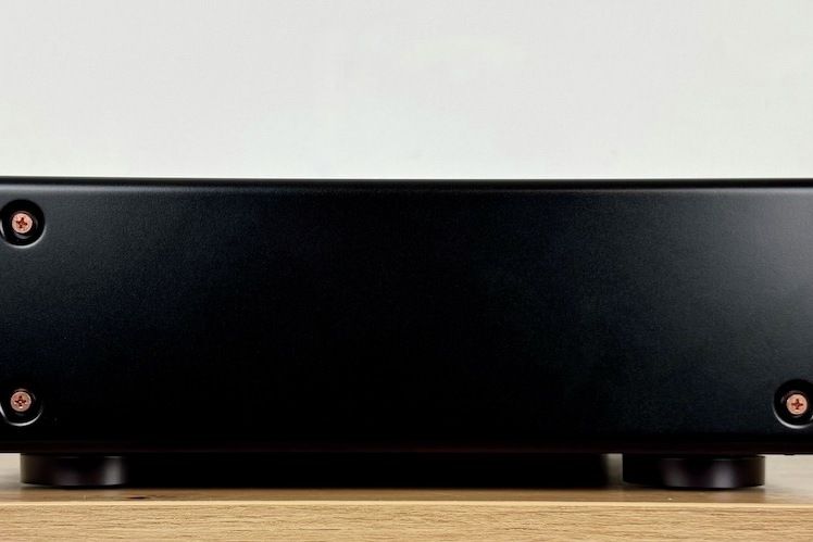 Seitliche Ansicht des CD-Players Marantz CD50n