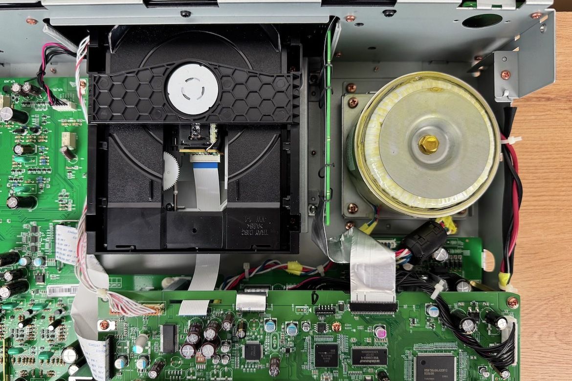 Im Detail Laufwerk und Trafo des Marantz CD50n
