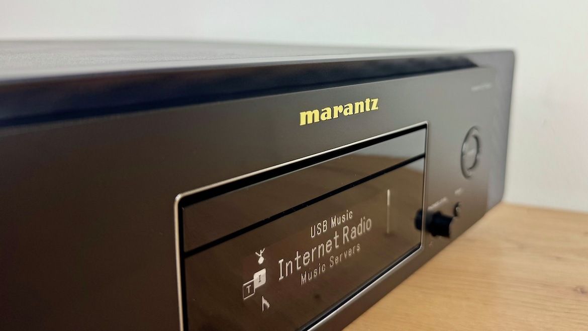 Marantz CD50n bei geschlossenem Laufwerk mit Marantz-Logo