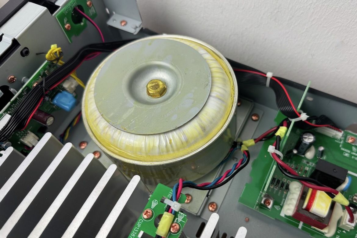 Auch der Trafo des Marantz Model 50 ist mit Kupferschrauben befestigt